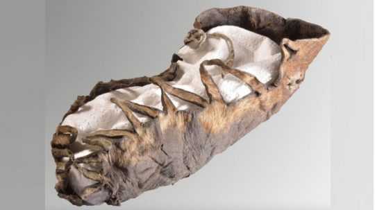 Detská topánka, ktorú archeológovia našli v bani neďaleko Salzburgu.