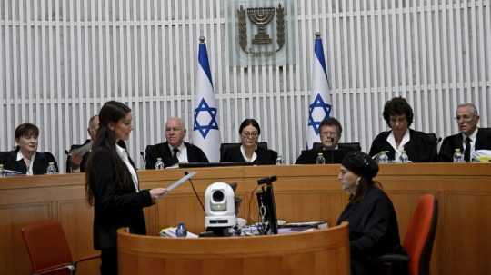 Izraelský Najvyšší súd sa v utorok 12. septembra 2023 na svojom zasadnutí v Jeruzaleme začal zaoberať námietkami proti zákonu, ktorým sa obmedzí právomoc Najvyššieho súdu rušiť niektoré rozhodnutia vlády.
