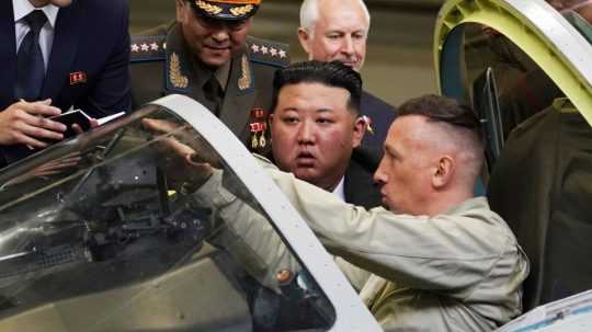 Kim Čong-un si prezrel vojenský tryskáč v meste Komsomoľsk na Amure.