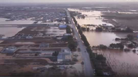 Zábery z líbyjskej televízie ukazujú pohľad na záplavy v meste Marj, Líbya.