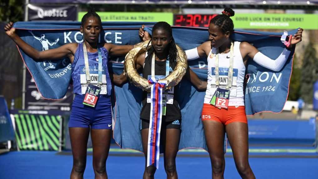 Na snímke uprostred víťazka kategórie žien Margaret Agaiová z Kene na 99. ročníku Medzinárodného maratónu mieru.