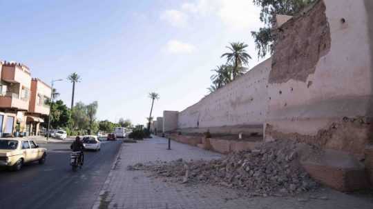 Poškodená stena historickej Mediny v Marrakéši.