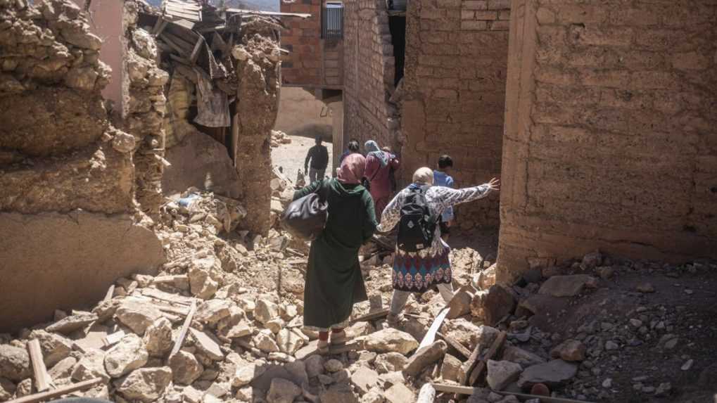 Obyvatelia opúšťajú svoje zničené domy po zemetrasení v dedine Moulay Ibrahim.