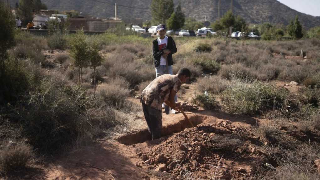 Muž kope hrob, aby pochoval telo obete po zemetrasení v zničenej dedine Ouargane.
