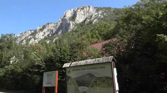 Na snímke tabuľa s nápisom Národný park Slovenského krasu.