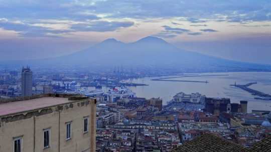 Na snímke mesto Neapol.