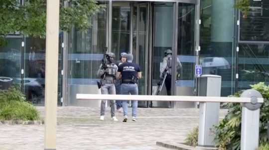 Záchranné zložky zasahujú pri streľbe v Rotterdame.