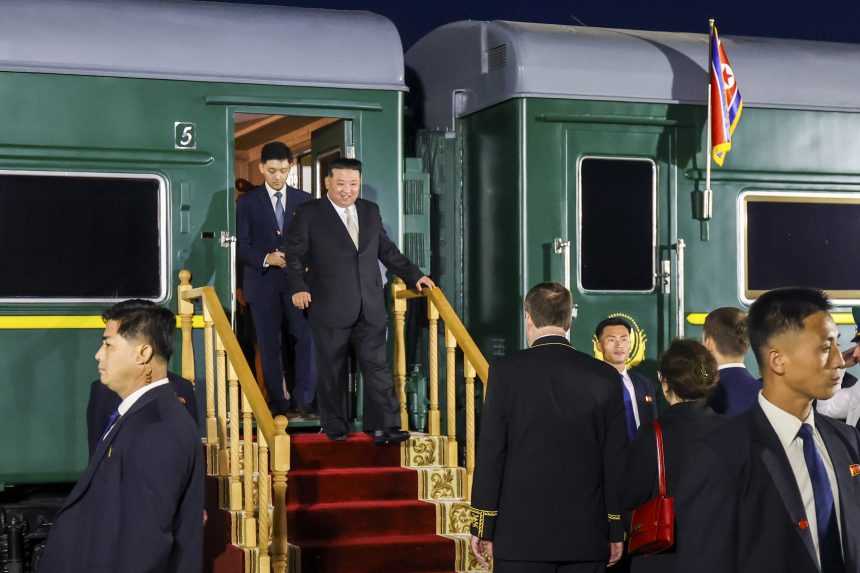 Kim Čong-un vystupuje zo svojho obrneného vlaku v ruskom meste Chasan.