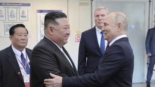 Na snímke Kim Čong-un (vľavo) s Vladimirom Putinom.