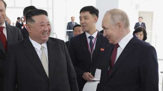 Na snímke šéf Kremľa Vladimir Putin (vpravo) a líder KĽDR Kim Čong-un.