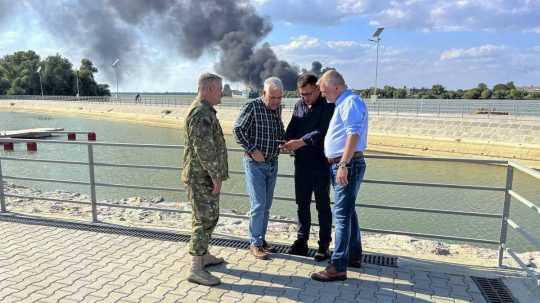 Rumunský minister obrany Angel Tilvar (druhý zľava) navštevuje oblasti v delte Dunaja v blízkosti ukrajinskej hranice.