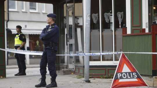 Švédska polícia vyšetruje streľbu v bare.
