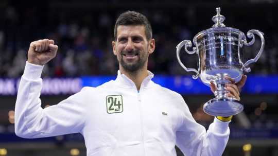 Novak Djokovič drží trofej po zdolaní Daniila Medvedeva vo finále US Open.