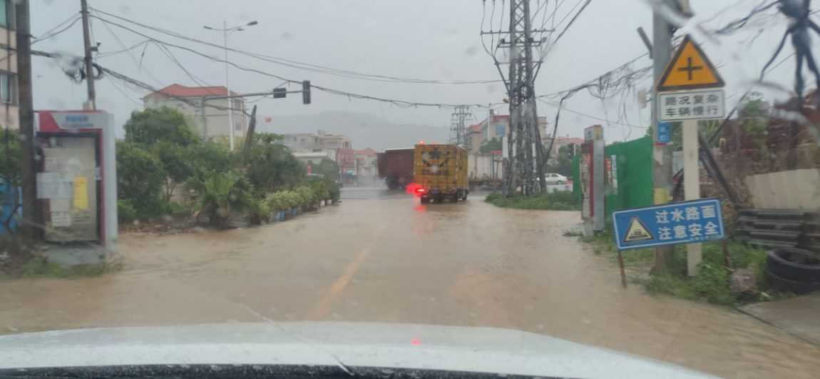 Tajfún Haikui sa presunul nad juh Číny: Rozbúrená rieka strhla hasičské auto, nezvestných je päť ľudí