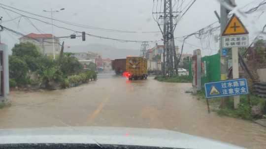 Zaplavená cesta v meste Čang-čou.