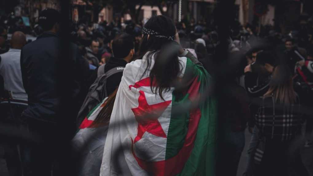 Po protestoch v Alžírsku stále zadržiavajú účastníkov. Expert OSN žiada o ich omilostenie