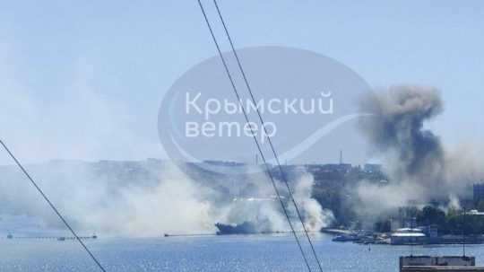 Dym stúpa z budovy velenia ruskej Čiernomorskej flotily v Sevastopole.