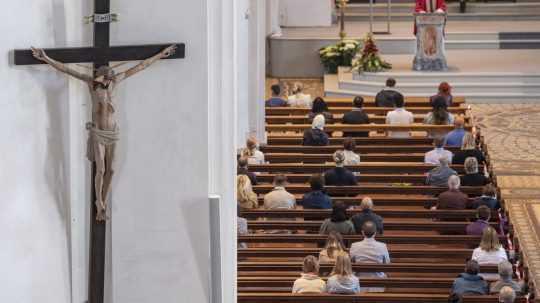 Na snímke modliaci sa ľudia v kostole vo Švajčiarsku.