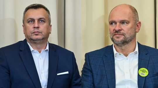 Predseda SNS Andrej Danko (vľavo) a predseda SaS Richard Sulík (vpravo).