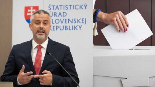 Na snímke predseda Štatistického úradu SR Peter Peťko a ruka osoby, ktorá vhadzuje hlasovací lístok do volebnej urny.