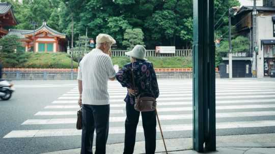 Ilustračná snímka páru seniorov v Japonsku.