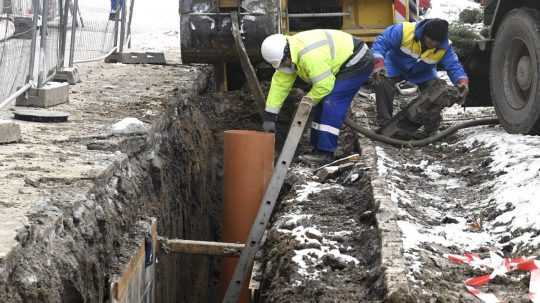 Robotníci opravujú kanalizáciu v Košiciach.