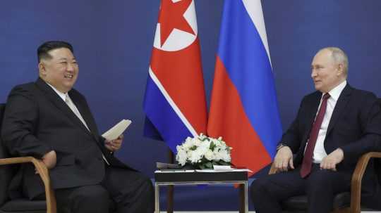 Na snímke Kim Čong-un a Vladimir Putin