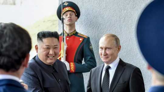 Na snímke Kim Čong-un a Vladimír Putin