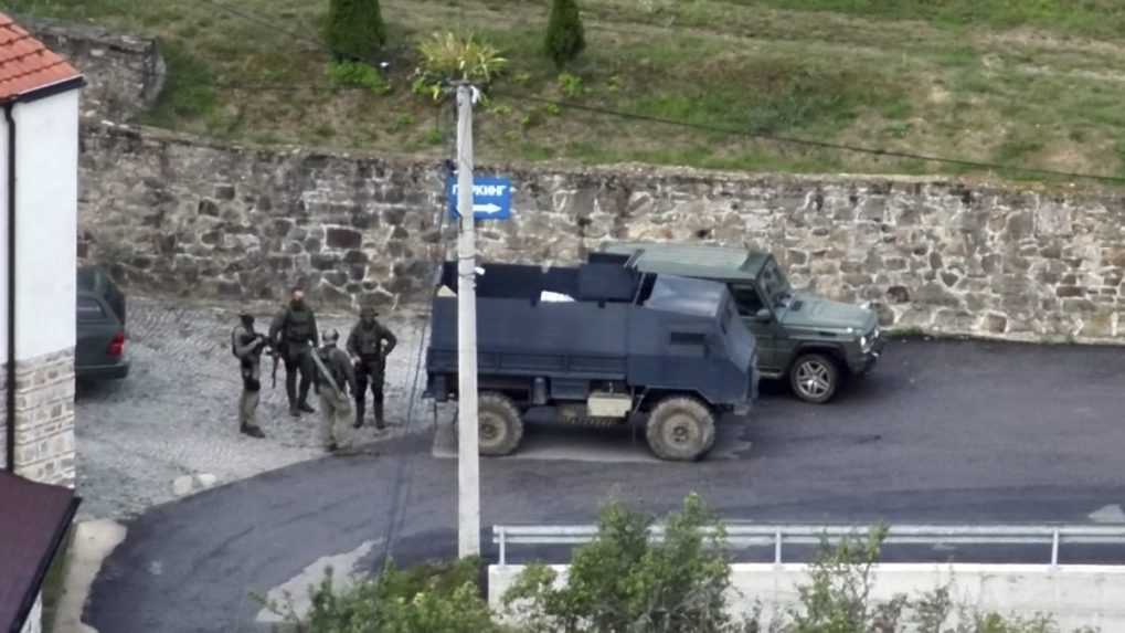Prestrelka medzi policajtmi a ozbrojeným komandom v Kosove si vyžiadala niekoľko obetí