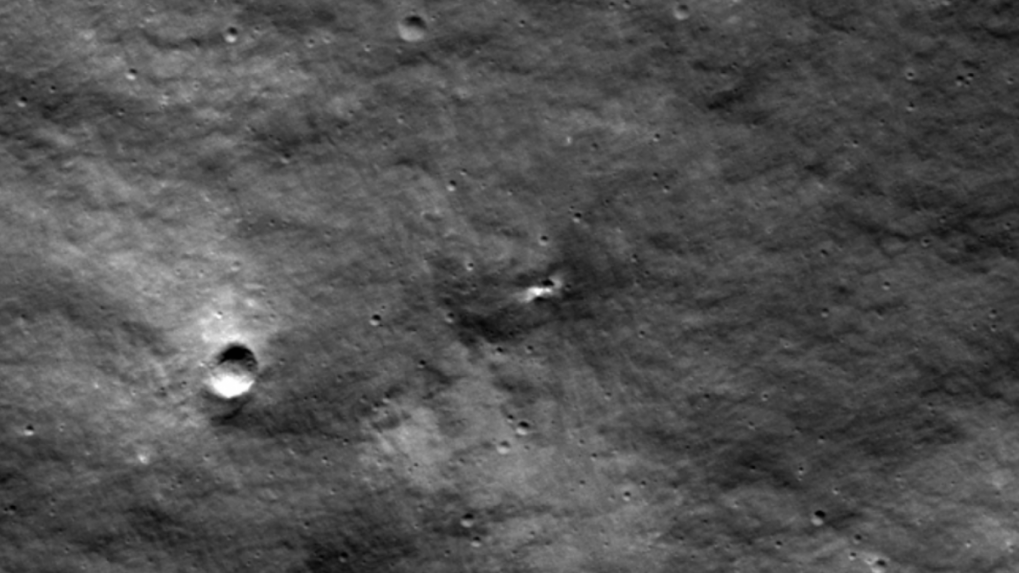 NASA odfotila kráter, ktorý zrejme po dopade na Mesiaci zanechala ruská sonda