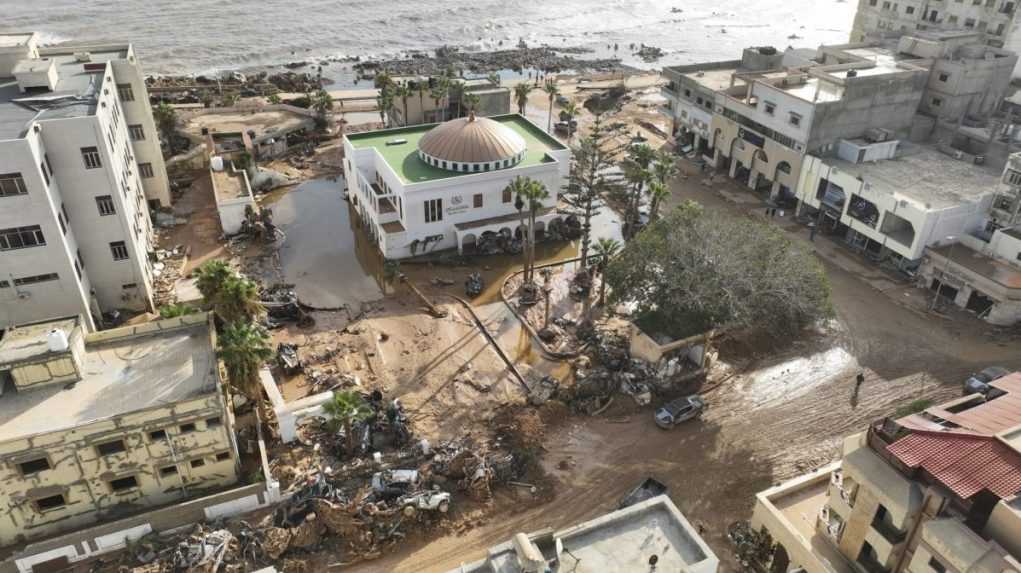 Po ničivých záplavách v Líbyi zaznamenali viac než 5 300 mŕtvych. More vyplavuje ďalšie telá