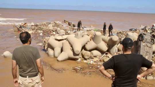Ľudia hľadajú preživších po ničivej búrke, ktorá zasiahla Líbyu.