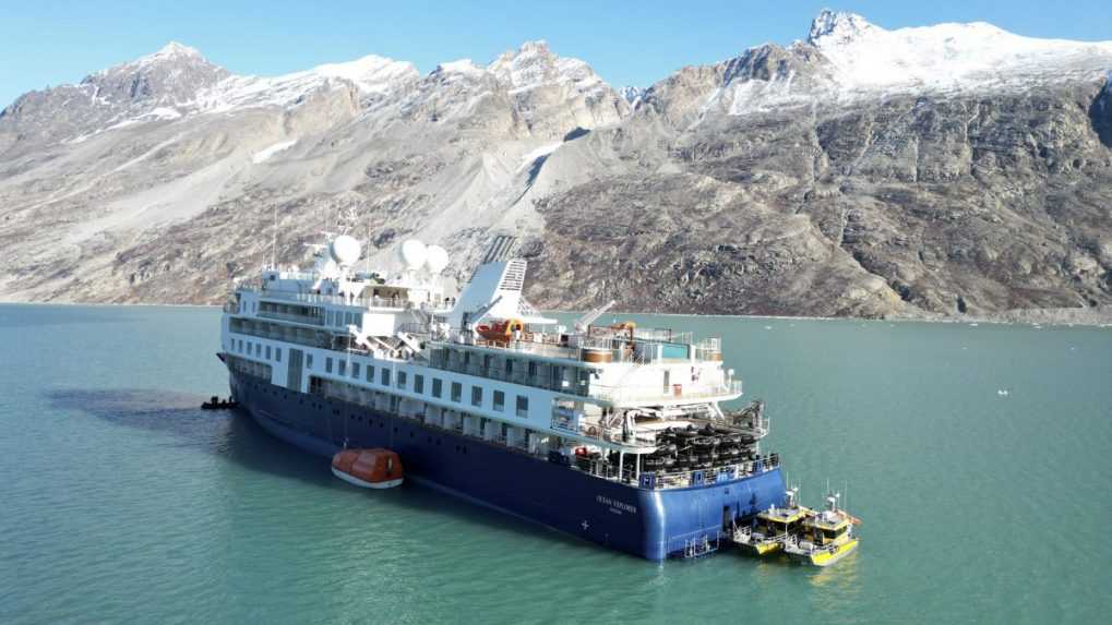 Vo východnom Grónsku vyslobodili výletnú loď, ktorá uviazla na niekoľko dní so stovkami pasažierov