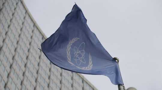 Na archívnej snímke z 6. februára 2023 vlajka Medzinárodnej agentúry pre atómovú energiu (MAAE) veje pred sídlom vo Viedni.