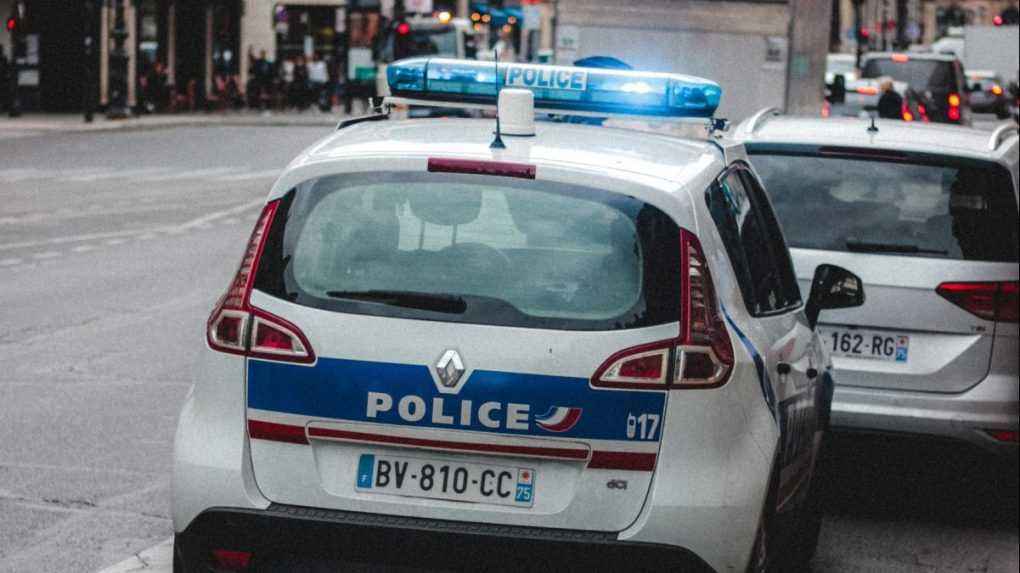 Tínedžer vo Francúzsku, ktorý sa na skútri zrazil s policajným autom, v nemocnici podľahol zraneniam