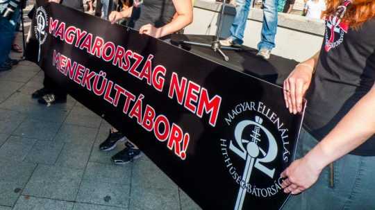 Na archívnej snímke z 10. júla 2015 demonštranti s transparentom s nápisom "Maďarsko nie je utečeneckým táborom".