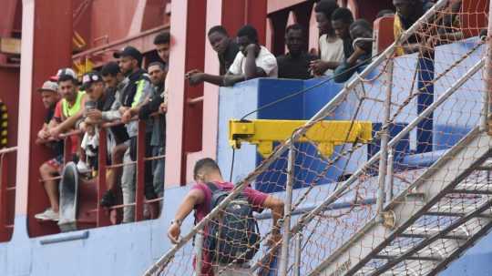 Na snímke loď s migrantmi.