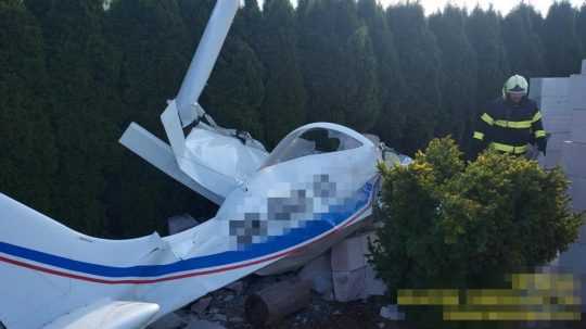Na snímke spadnuté lietadlo v záhrade.