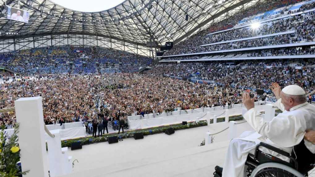 Pápež František v Marseille odslúžil omšu pred desaťtisícmi ľudí, vrátane Macrona