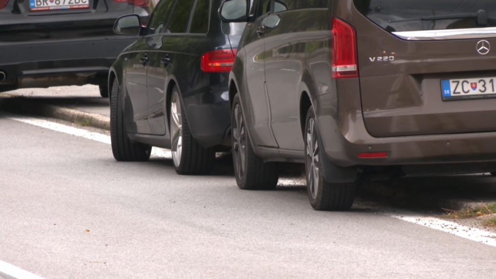 Od októbra čaká motoristov veľká zmena: Začne platiť zákaz parkovania na chodníkoch