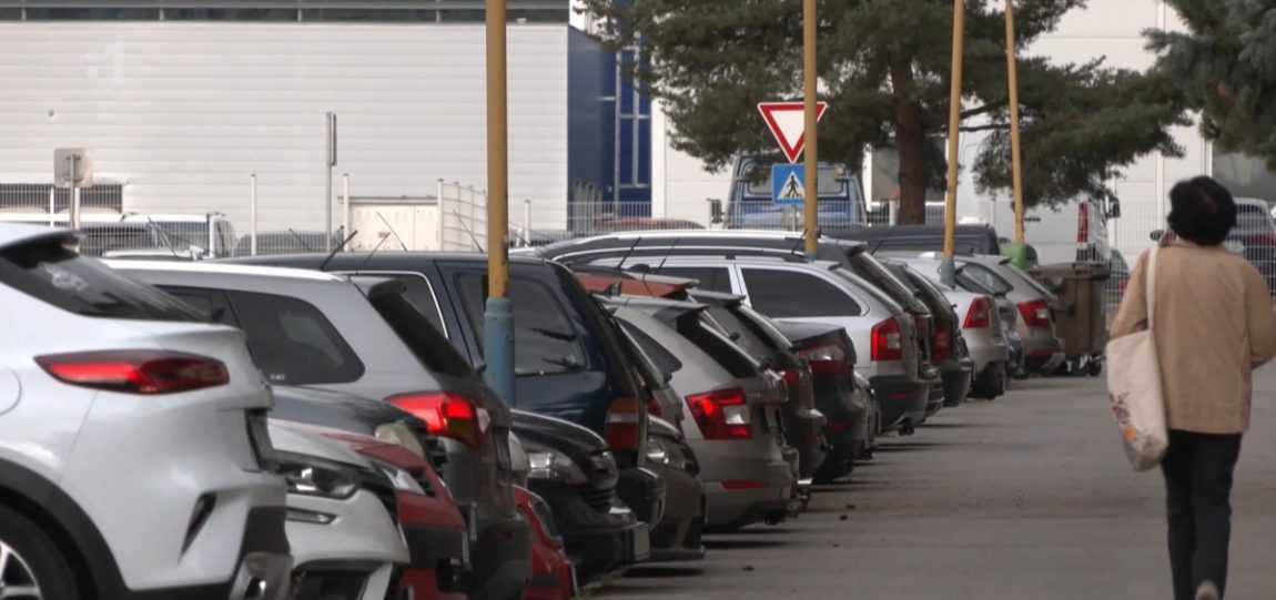 Vo Zvolene bude nový systém rezidenčného parkovania. Niektorí obyvatelia s ním nesúhlasia