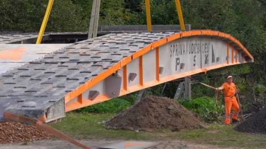 Na snímke osadzovanie pontónového mosta