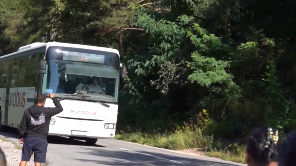 Deti v Rudňanoch poškodili niekoľko autobusov, vodiči sa tam báli chodiť. Dopravca pristúpil k ráznemu riešeniu