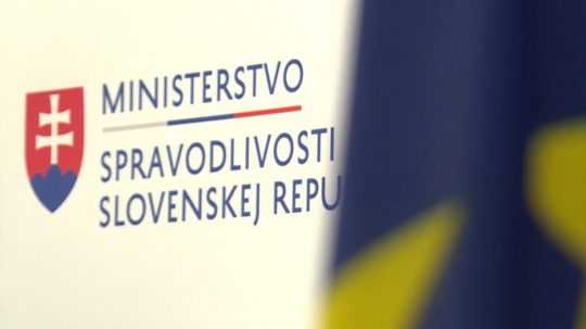 Nápis Ministerstvo spravodlivosti SR, v popredí rozostrená vlajka EÚ.
