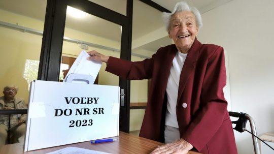 Voliť prišla aj takmer 102-ročná seniorka Mária Longauerová.