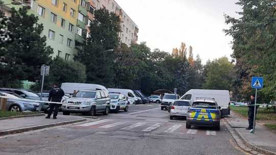 Na snímke policajti hliadkujú po streľbe v bratislavskej Dúbravke.