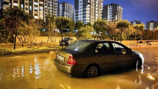 Na snímke zaplavená ulica v dôsledku silného dažďa v Istanbule v utorok 5. septembra 2023.