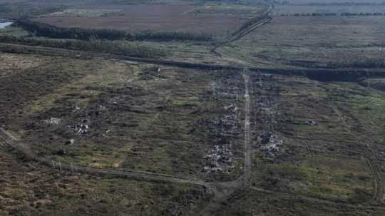 Na snímke z dronu domy zničené počas bojov medzi ruskými a ukrajinskými jednotkami.