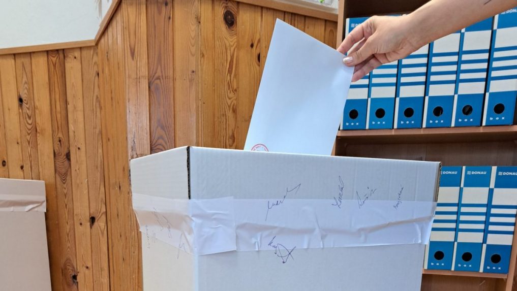 Agresívny muž v jednej z volebných miestností pri Nitre poškodil volebnú urnu, zasahovala polícia