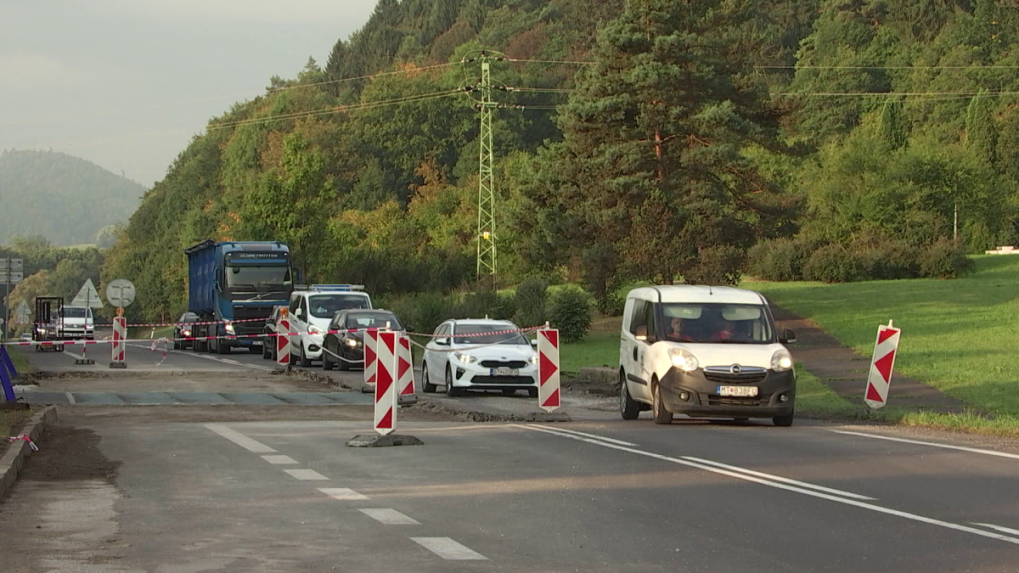 Na strednom Slovensku opäť kolabovala doprava. Vodiči pred mostom v Nemeckej čakali hodiny